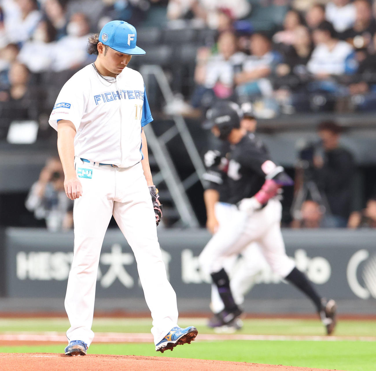 日本ハム対ロッテ　1回表ロッテ無死、岡に先頭打者本塁打を浴びる伊藤（撮影・佐藤翔太）