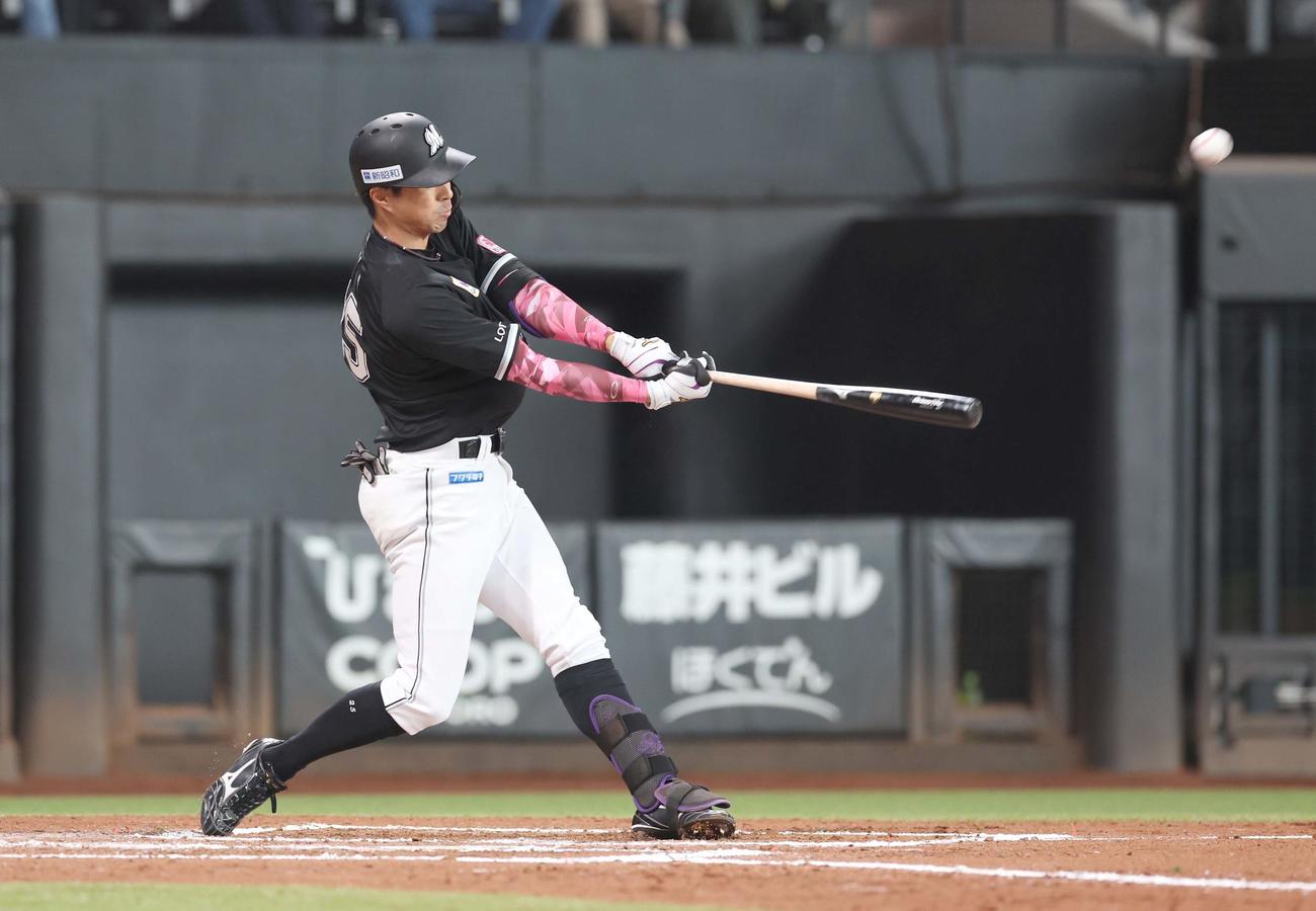 日本ハム対ロッテ　6回表ロッテ2死、左越え本塁打を放つ岡（撮影・黒川智章）