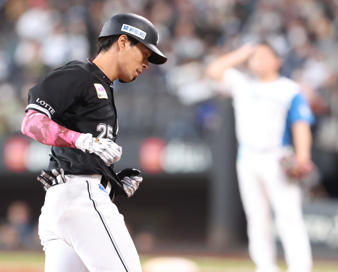 日本ハム対ロッテ　6回表ロッテ2死、岡（左手前）は伊藤からこの日2本目となる左越え本塁打を放つ（撮影・佐藤翔太）