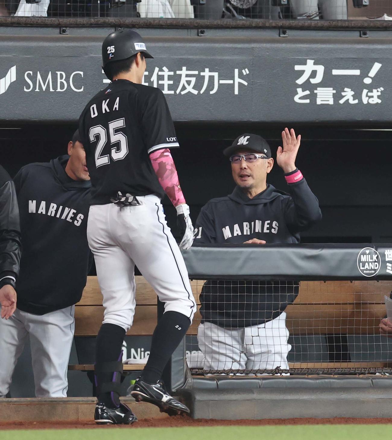 日本ハム対ロッテ　1回表、本塁打を放った岡を出迎える吉井監督（撮影・黒川智章）