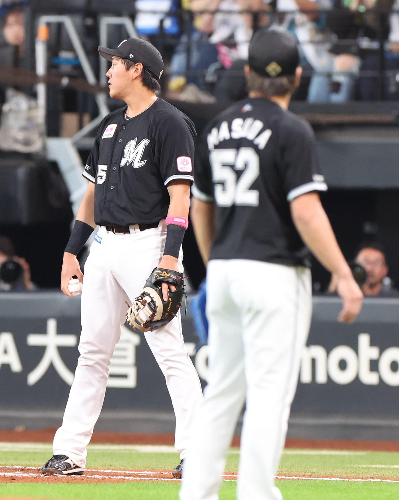 日本ハム対ロッテ　9回裏日本ハム無死三塁、捕球ミスをし田宮を出塁させてしまう安田（撮影・佐藤翔太）