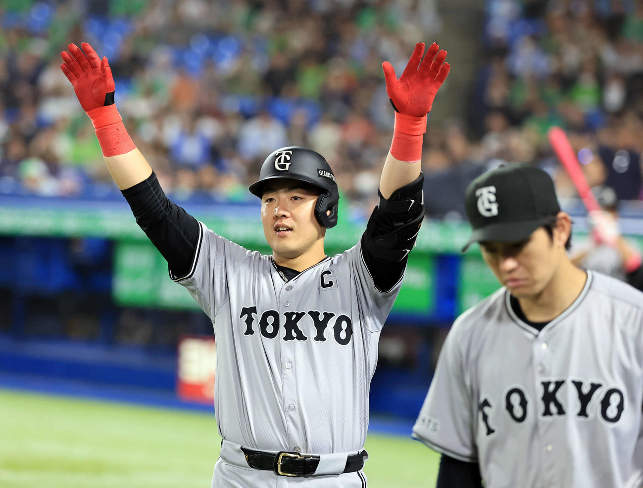 ヤクルト対巨人　6回表巨人2死、岡本和は左越えソロ本塁打を放ちスタンドに笑顔で手を振る（撮影・浅見桂子）