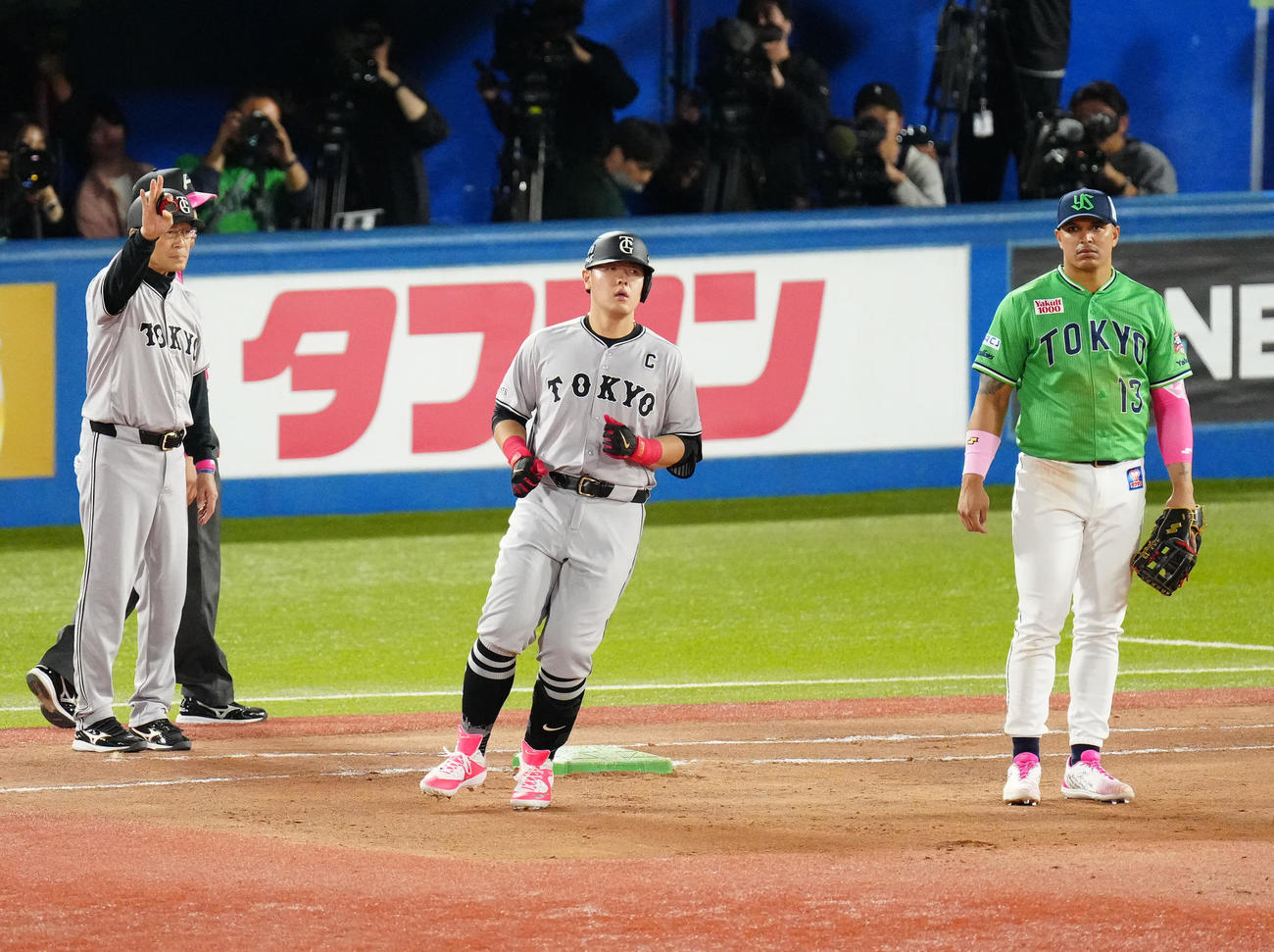 ヤクルト対巨人　4回表巨人無死一塁、左前打を放った岡本和（中央）（撮影・江口和貴）