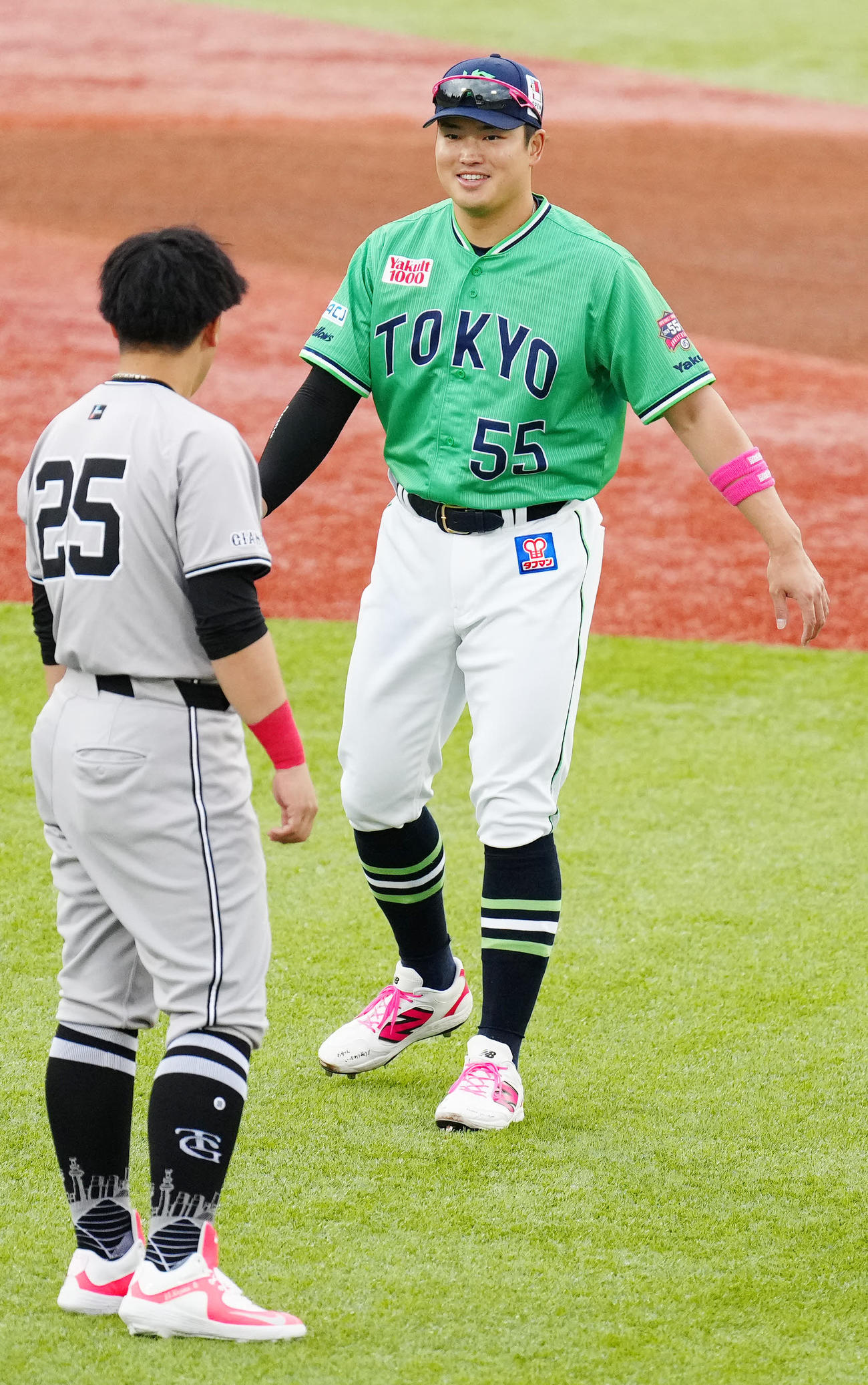 ヤクルト対巨人　試合前、巨人岡本和（左）と言葉を交わすヤクルト村上（撮影・江口和貴）