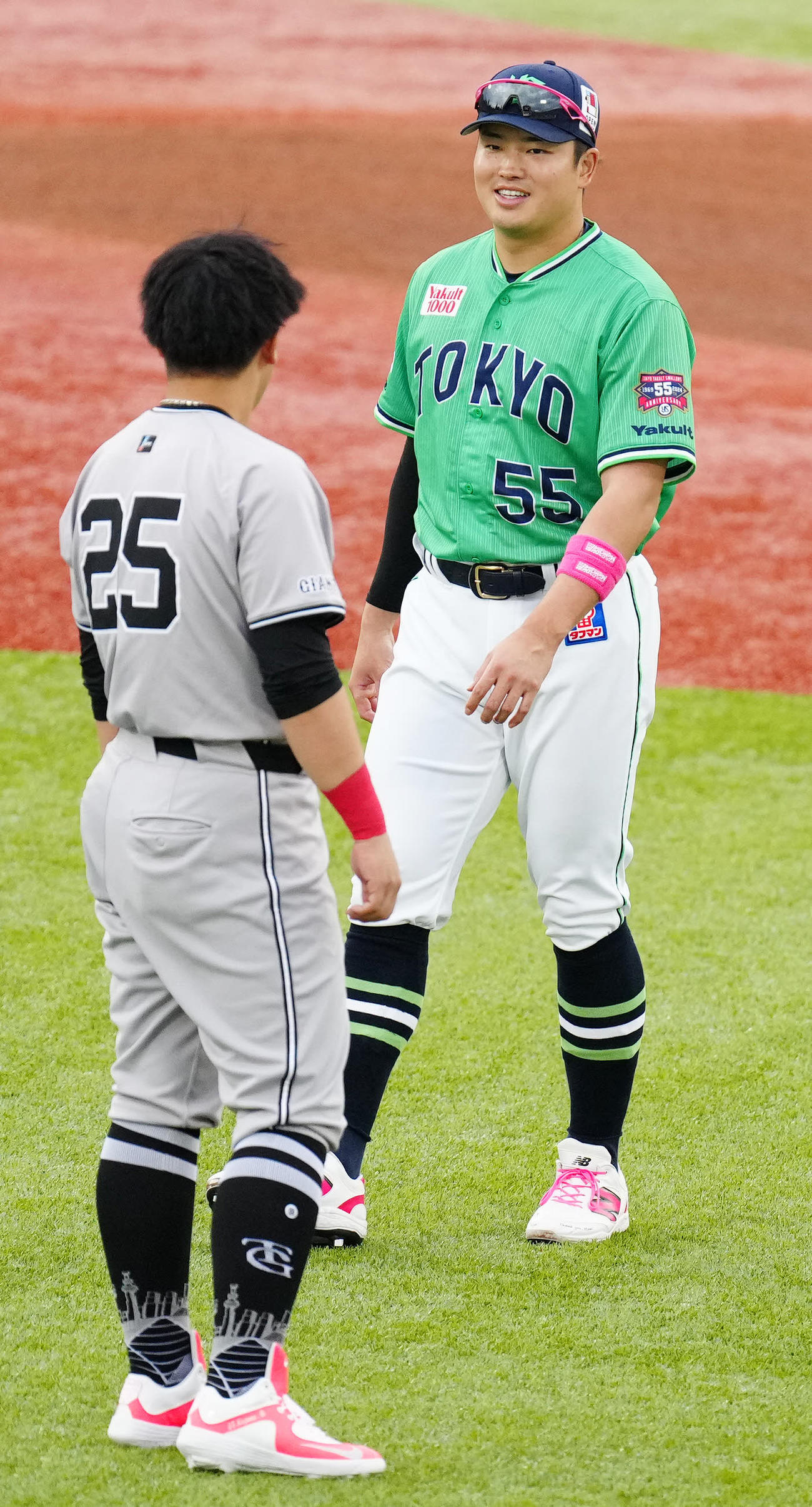 ヤクルト対巨人　試合前、巨人岡本和（左）と言葉を交わすヤクルト村上（撮影・江口和貴）