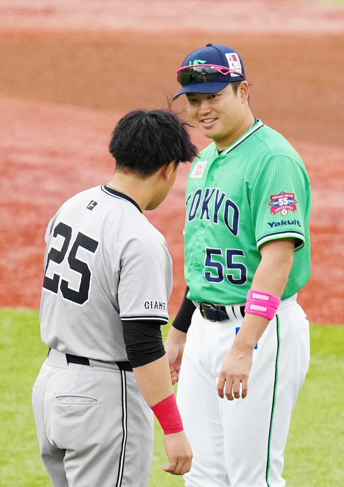 ヤクルト対巨人　試合前、巨人岡本和（左）と言葉を交わすヤクルト村上（撮影・江口和貴）