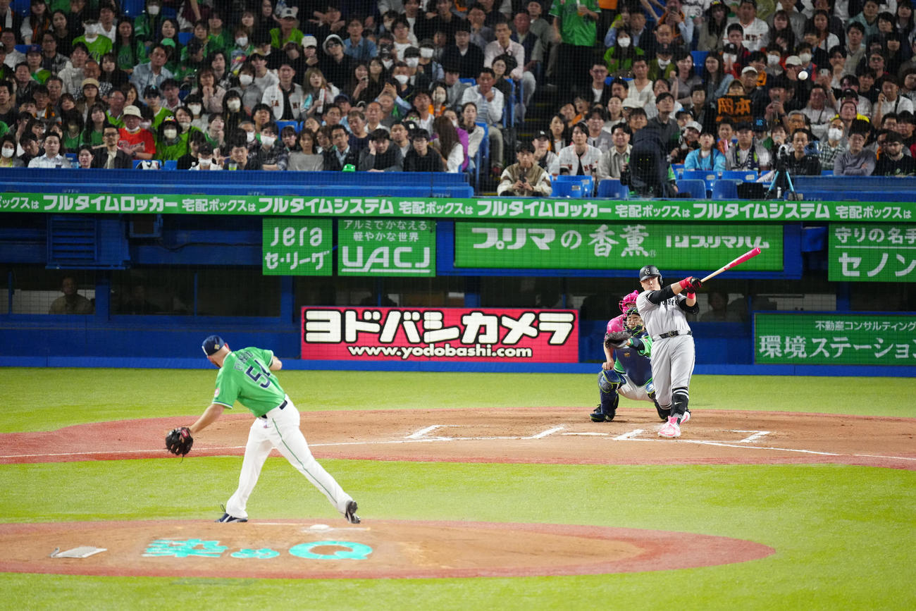 ヤクルト対巨人　6回表巨人2死、ソロ本塁打を放つ岡本和。投手サイスニード（撮影・江口和貴）