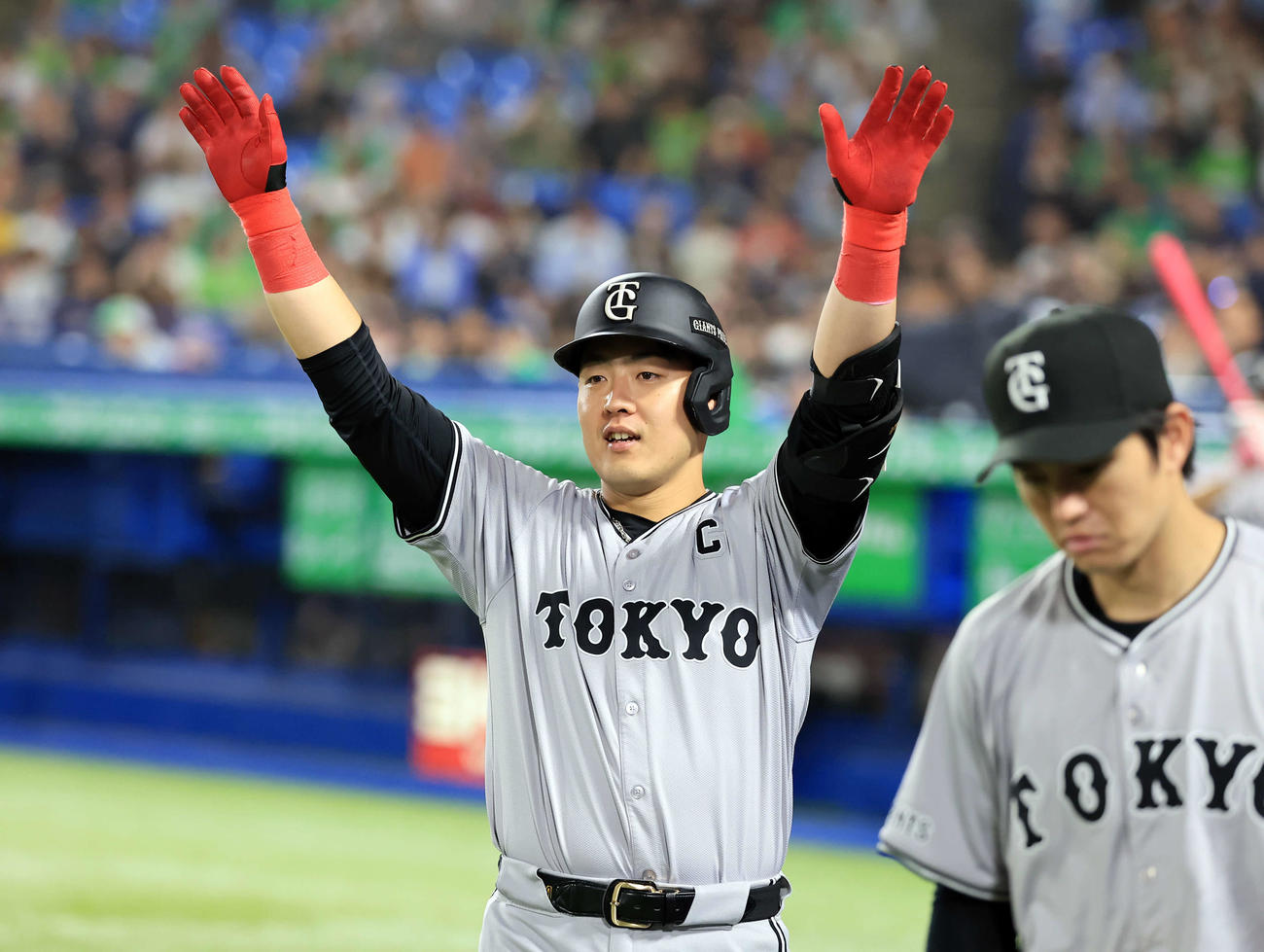 ヤクルト対巨人　6回表巨人2死、岡本和は左越えソロ本塁打を放ちスタンドに笑顔で手を振る（撮影・浅見桂子）