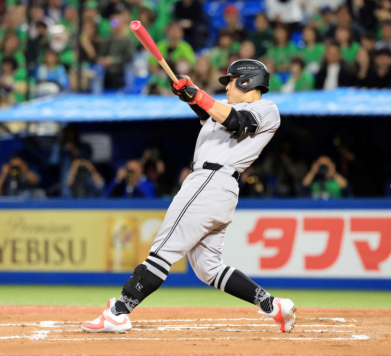 ヤクルト対巨人　6回表巨人2死、岡本和は左越えソロ本塁打を放つ（撮影・浅見桂子）