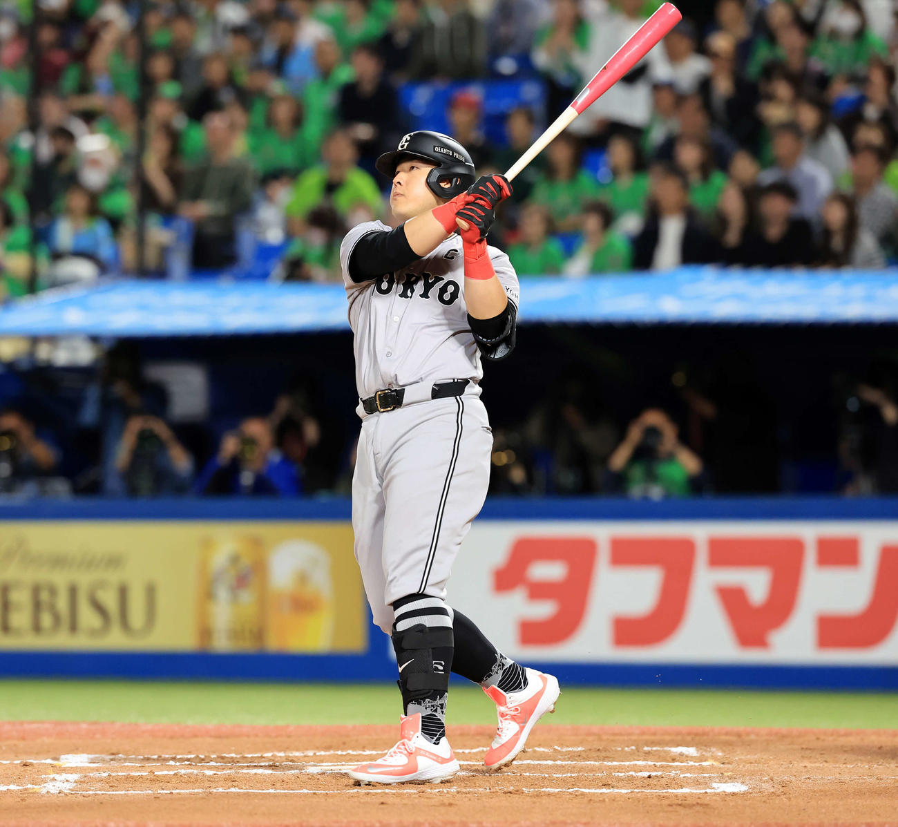ヤクルト対巨人　6回表巨人2死、岡本和は左越えソロ本塁打を放つ（撮影・浅見桂子）
