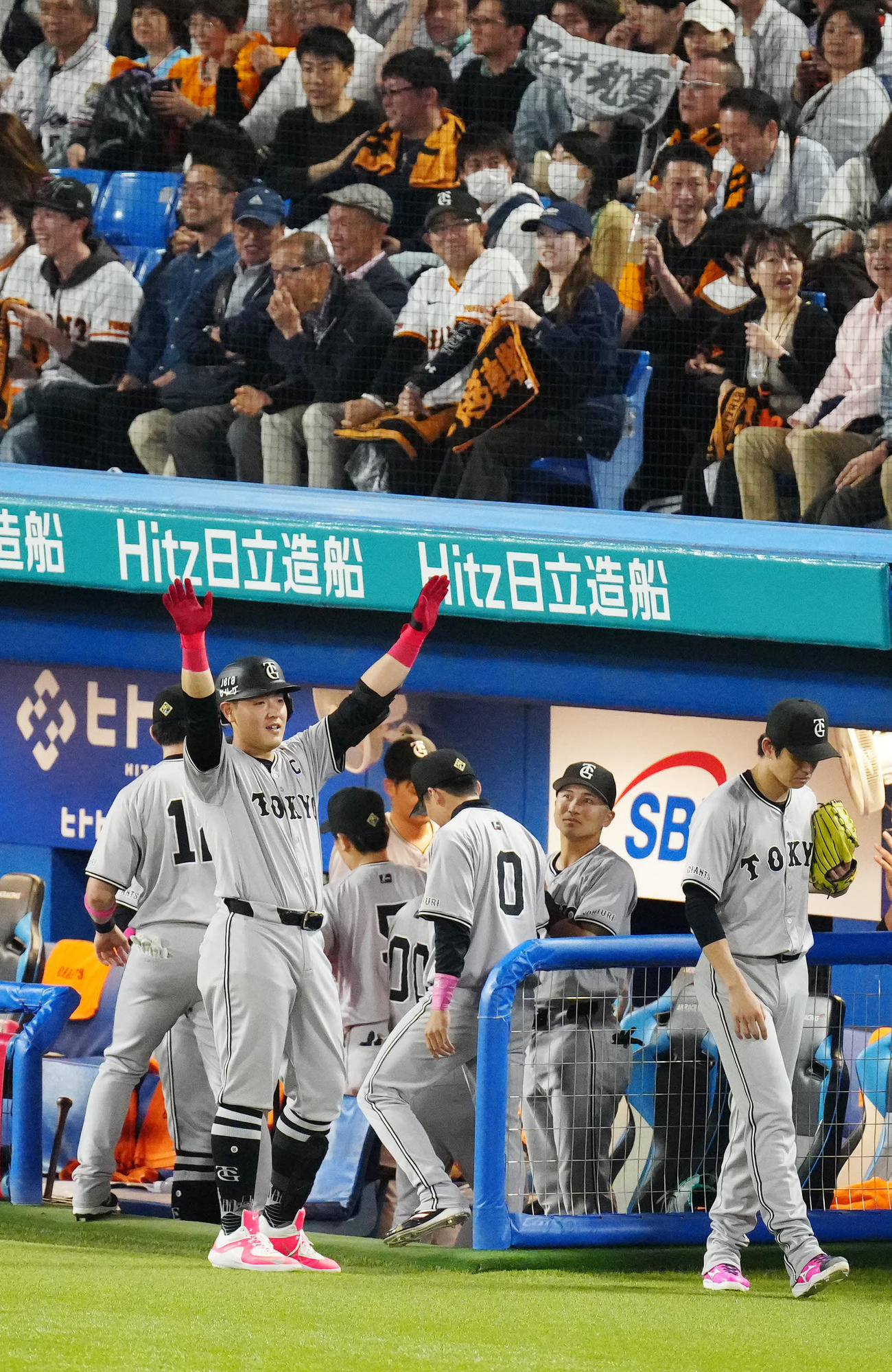 ヤクルト対巨人　6回表巨人2死、ソロ本塁打を放ち、左翼席のファンの声援に手を上げ応える岡本和（手前左）（撮影・江口和貴）