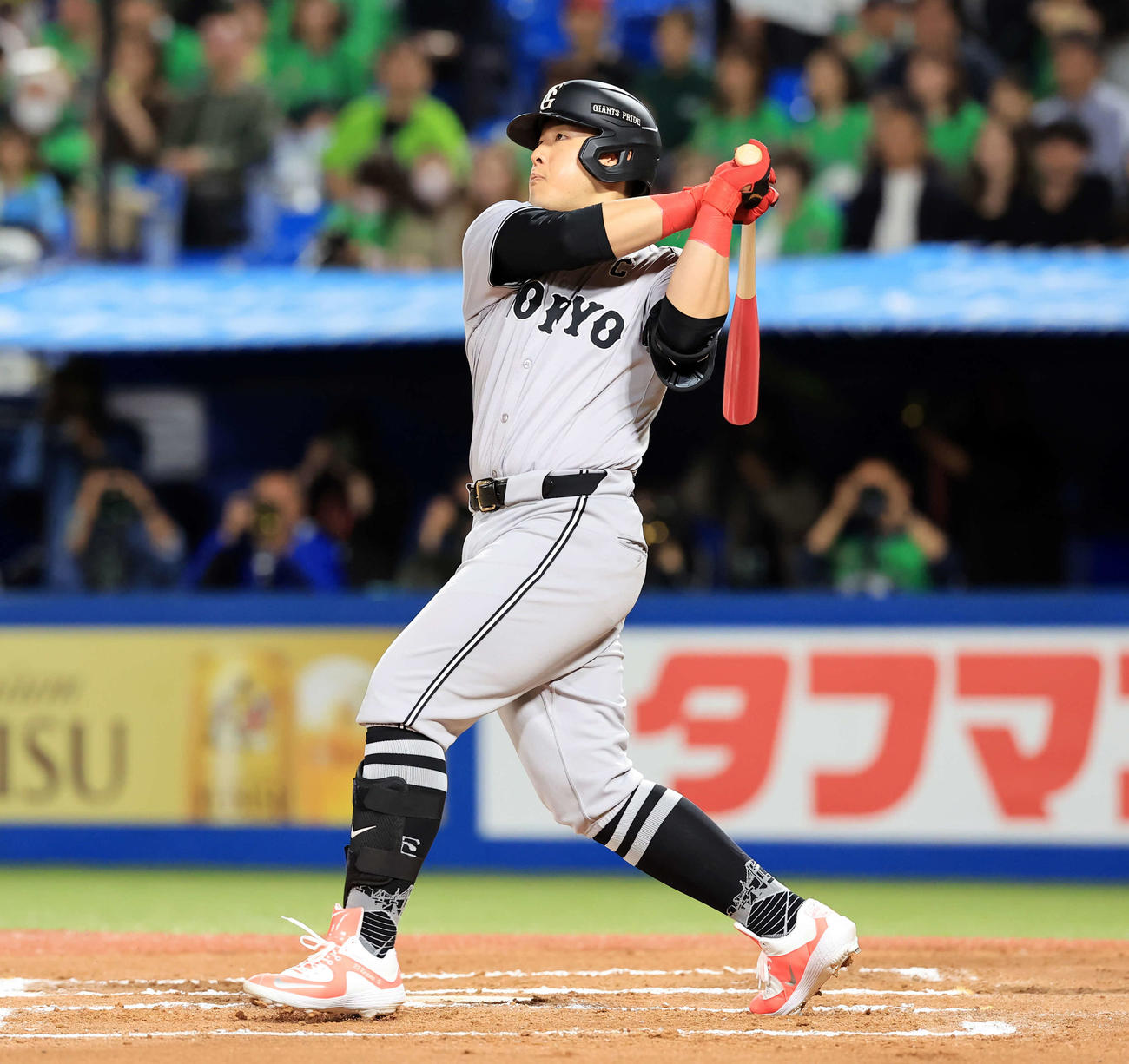ヤクルト対巨人　6回表巨人2死、岡本和は左越えソロ本塁打を放つ（撮影・浅見桂子）