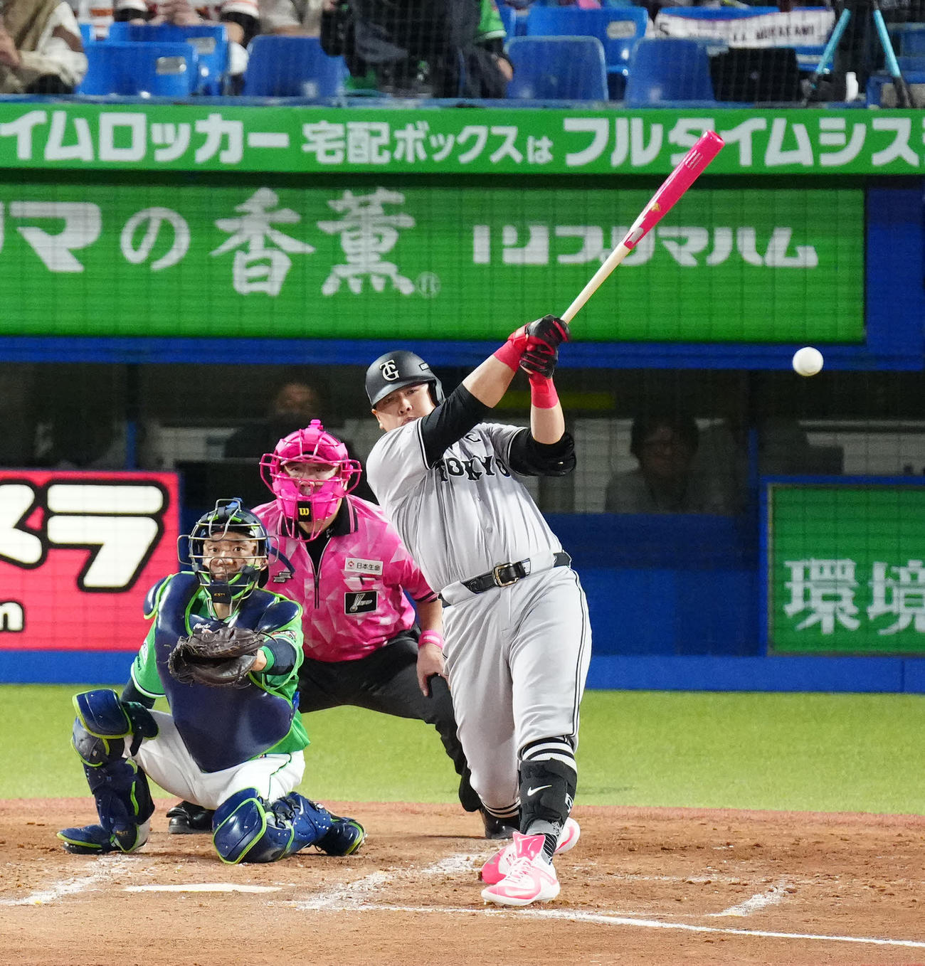 ヤクルト対巨人　4回表巨人無死一塁、左前打を放つ岡本和（撮影・江口和貴）