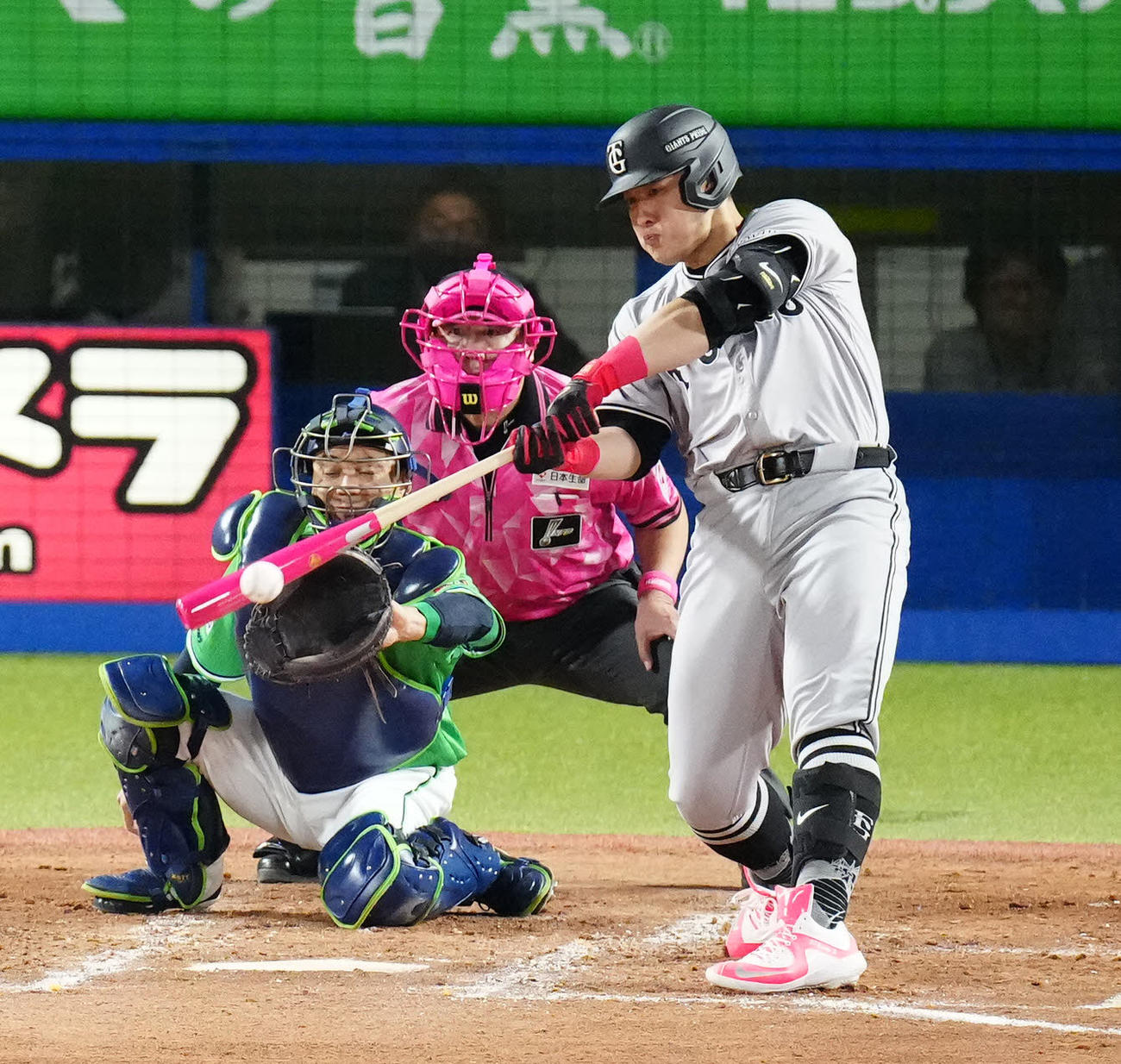 ヤクルト対巨人　4回表巨人無死一塁、左前打を放つ岡本和（撮影・江口和貴）