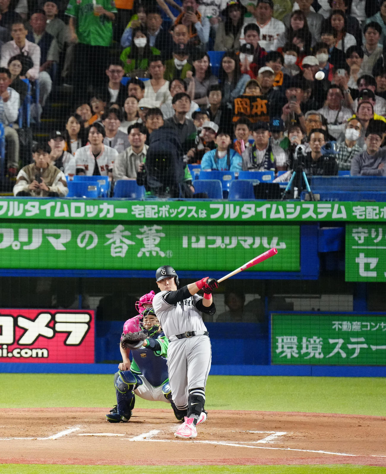 ヤクルト対巨人　6回表巨人2死、ソロ本塁打を放つ岡本和（撮影・江口和貴）