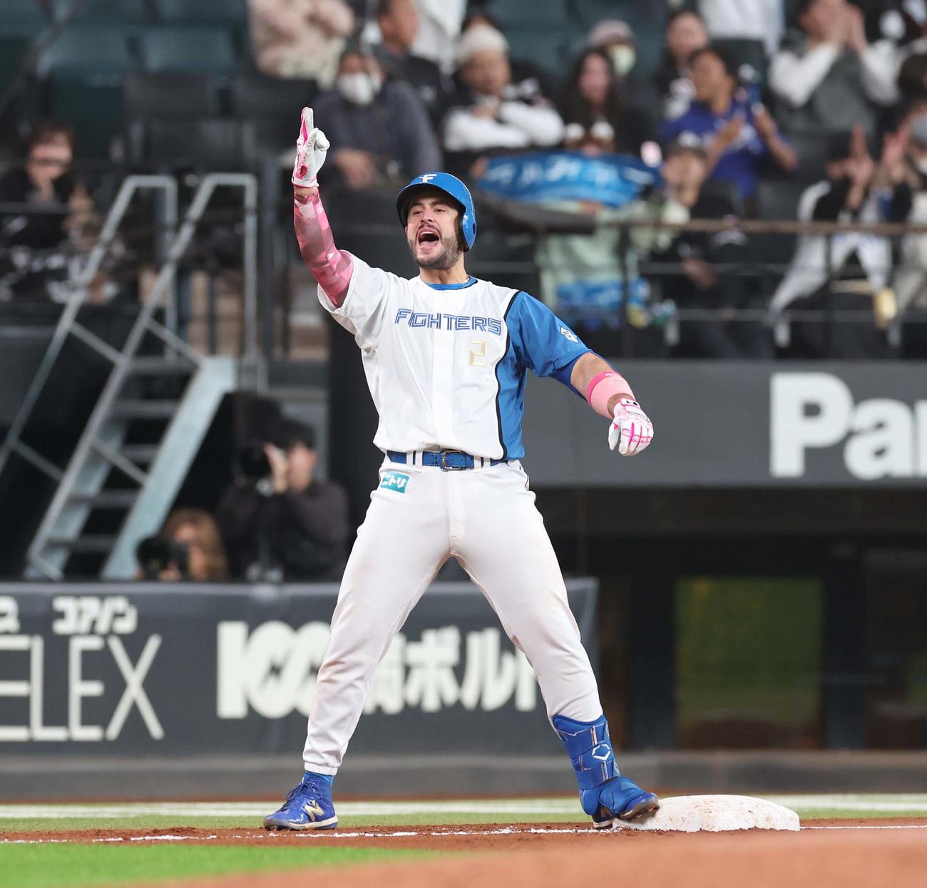 日本ハム対ロッテ　9回裏日本ハム無死一塁、中越え適時三塁打を放ち叫ぶマルティネス（撮影・黒川智章）