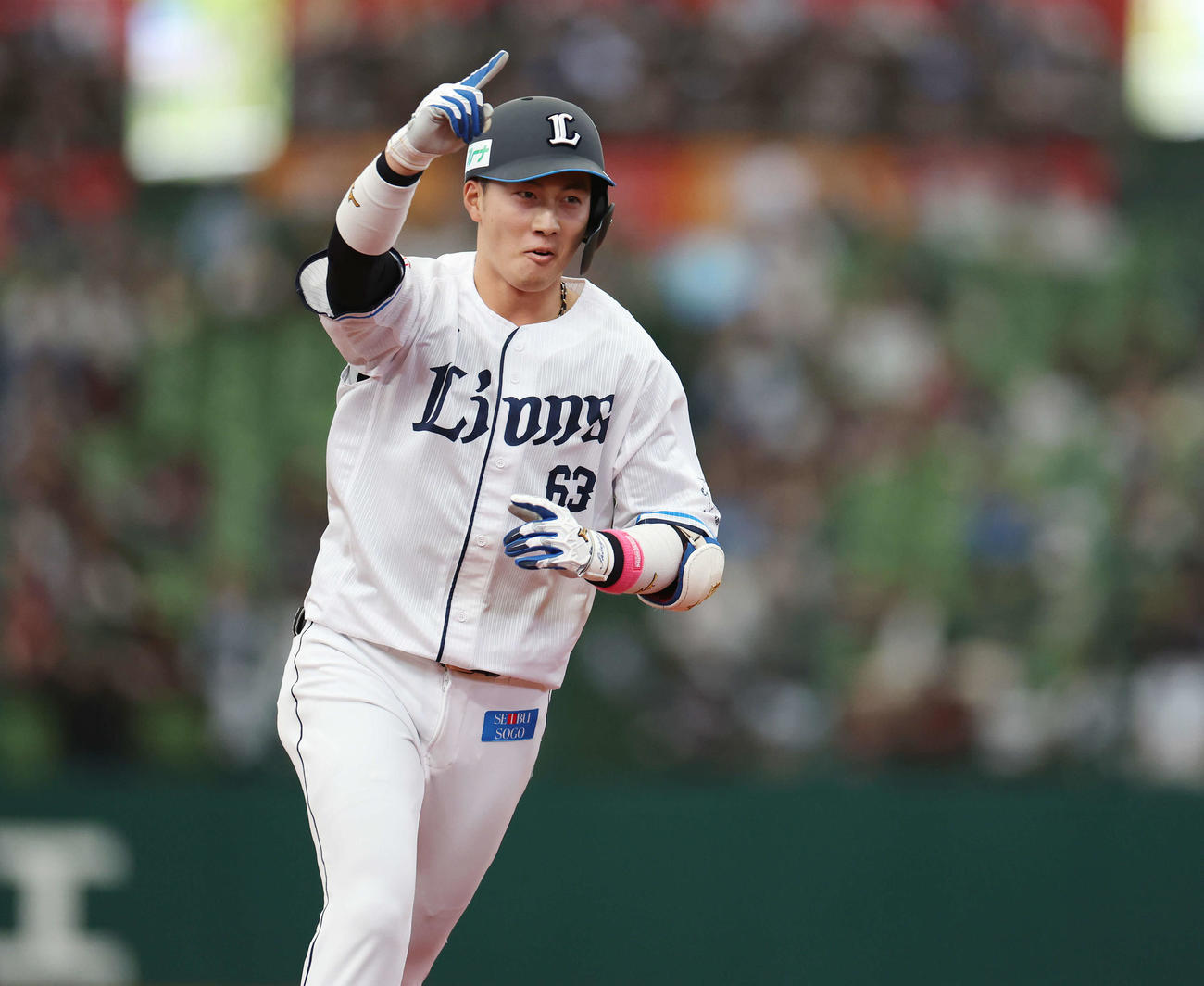 西武対楽天　4回裏西武2死一、二塁、左越え3点本塁打を放ち、ベンチを指さす長谷川（撮影・宮地輝）