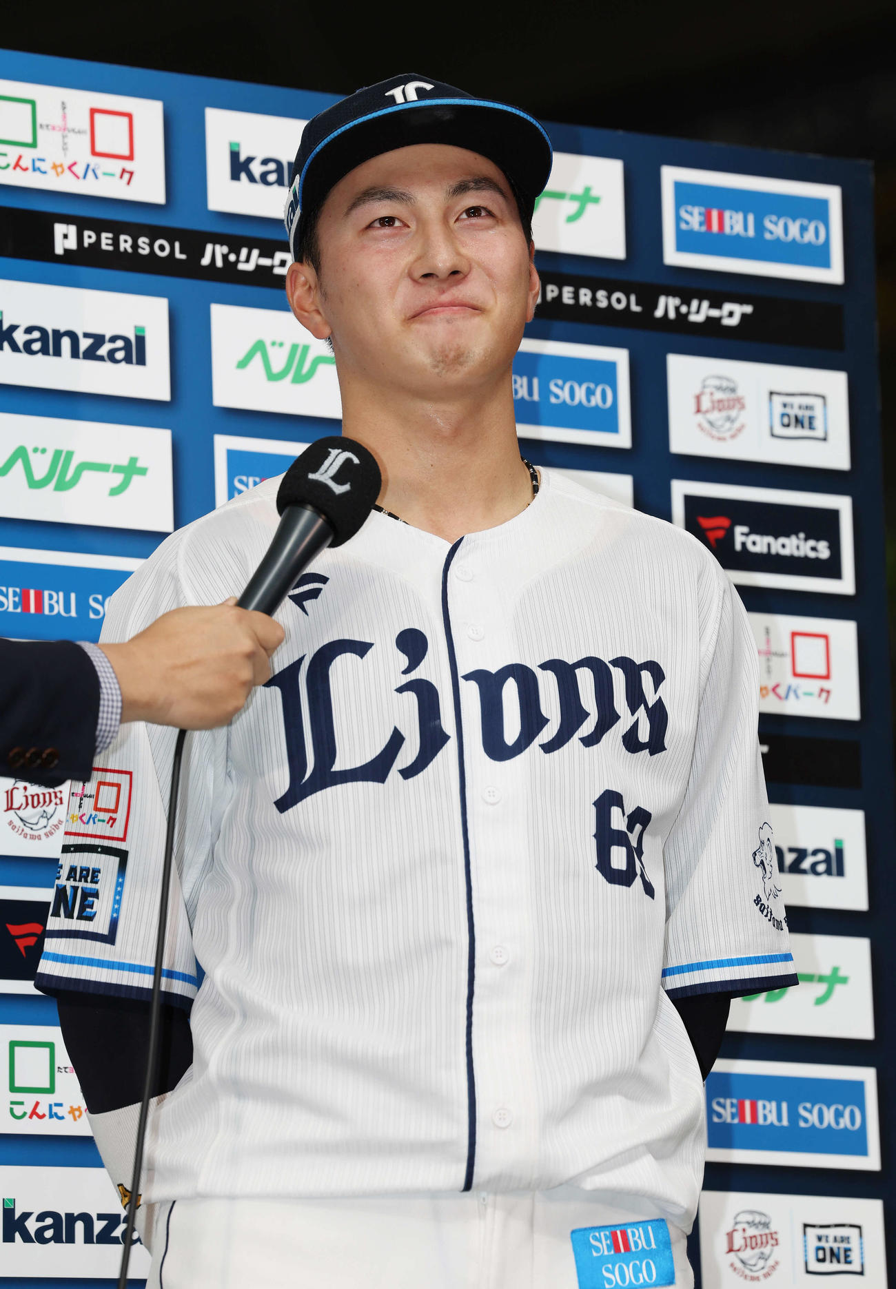 西武対楽天　ヒーローインタビューで笑顔を見せる西武長谷川（撮影・宮地輝）