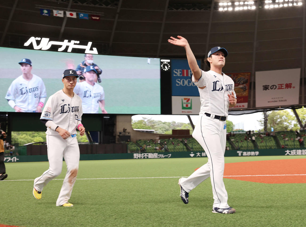西武対楽天　勝利し、ファンに手を振る西武今井（右）と長谷川（撮影・宮地輝）