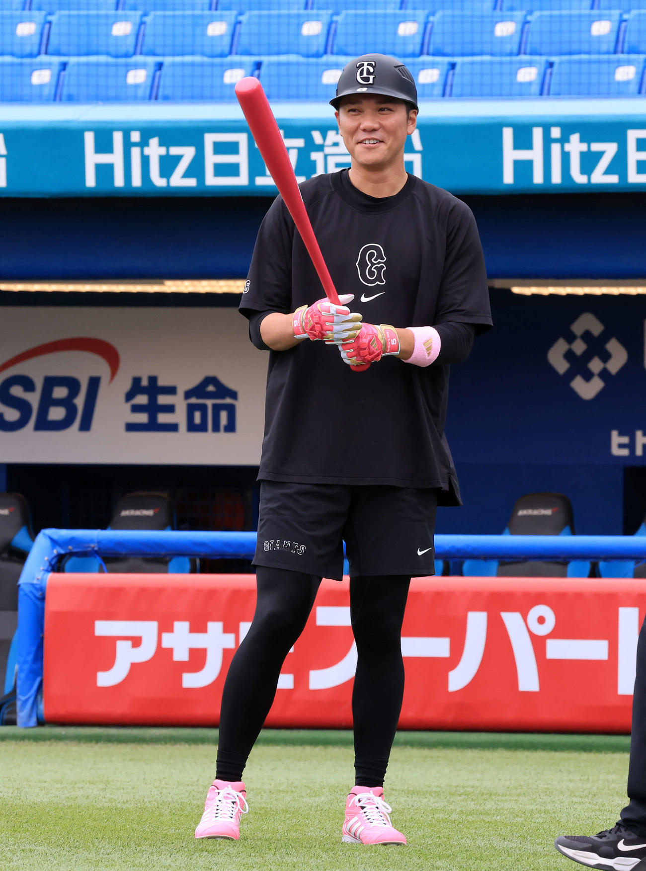 ヤクルト対巨人　母の日にちなみ、ピンクのバットとシューズで練習する巨人坂本（撮影・浅見桂子）