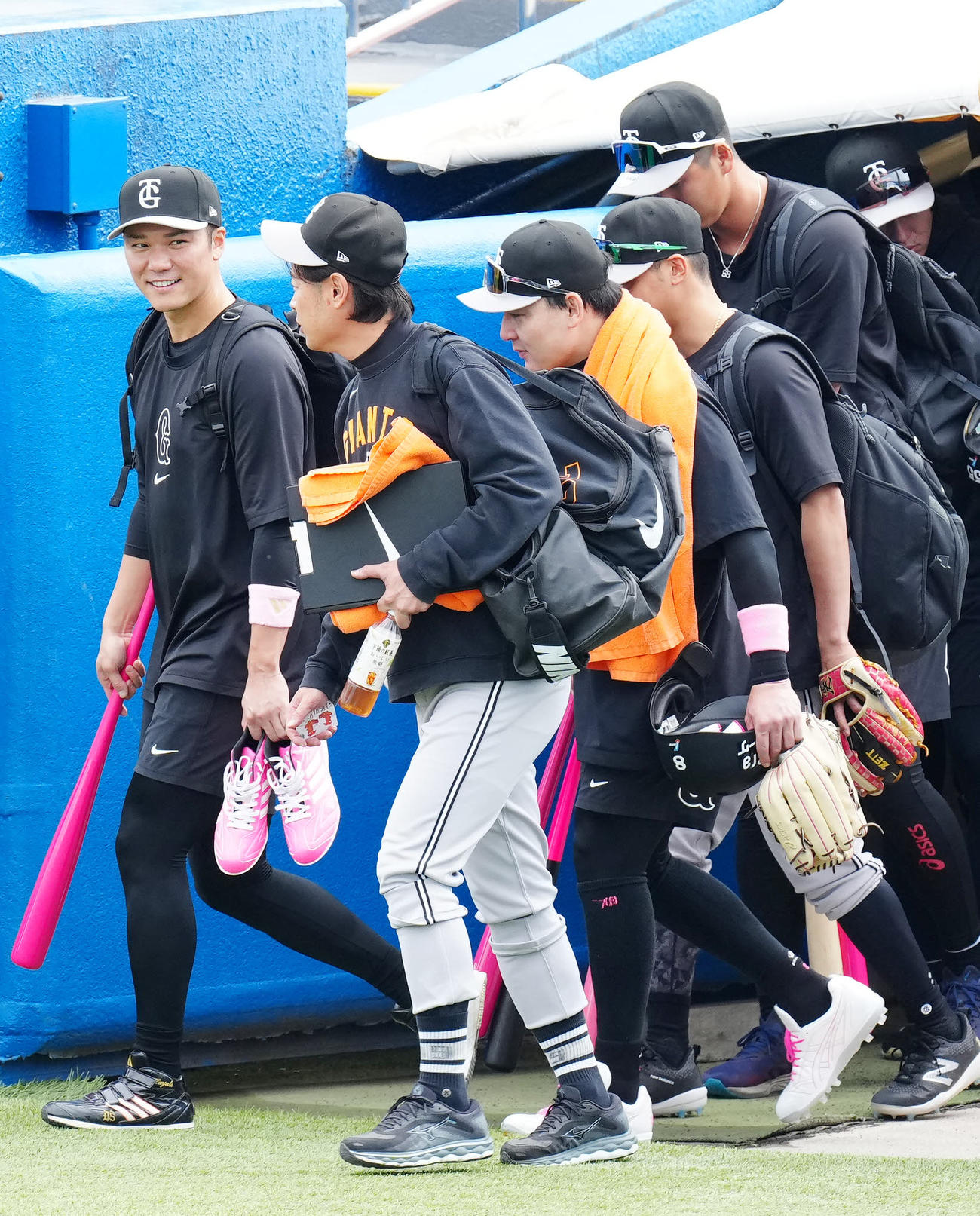 ヤクルト対巨人　試合前、母の日にちなんでピンク色のバットなどを手にグラウンド入りする坂本（左端）ら巨人の選手たち（撮影・江口和貴）