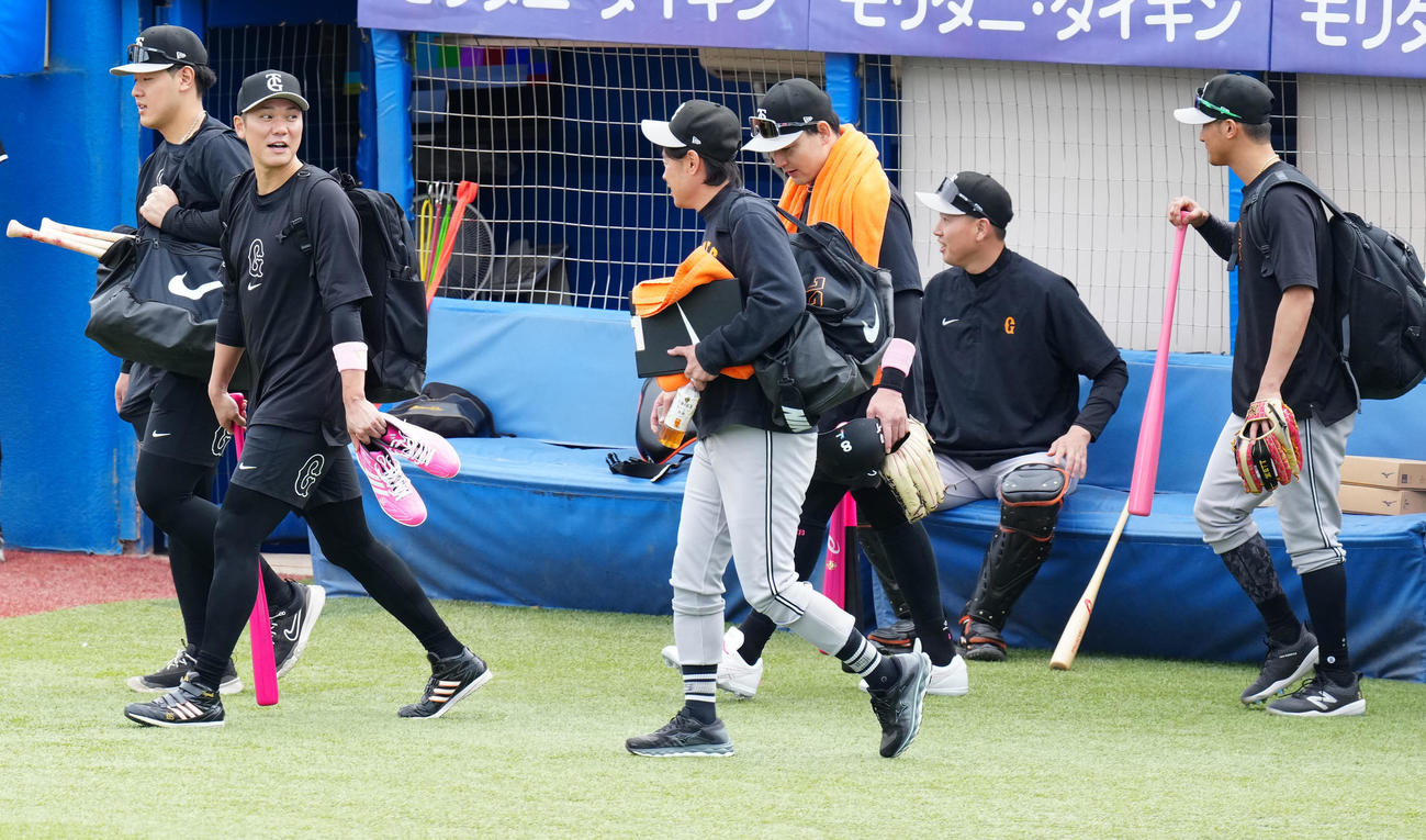 ヤクルト対巨人　試合前、母の日にちなんでピンク色のバットなどを手にグラウンド入りする坂本（左から2人目）ら巨人の選手たち（撮影・江口和貴）
