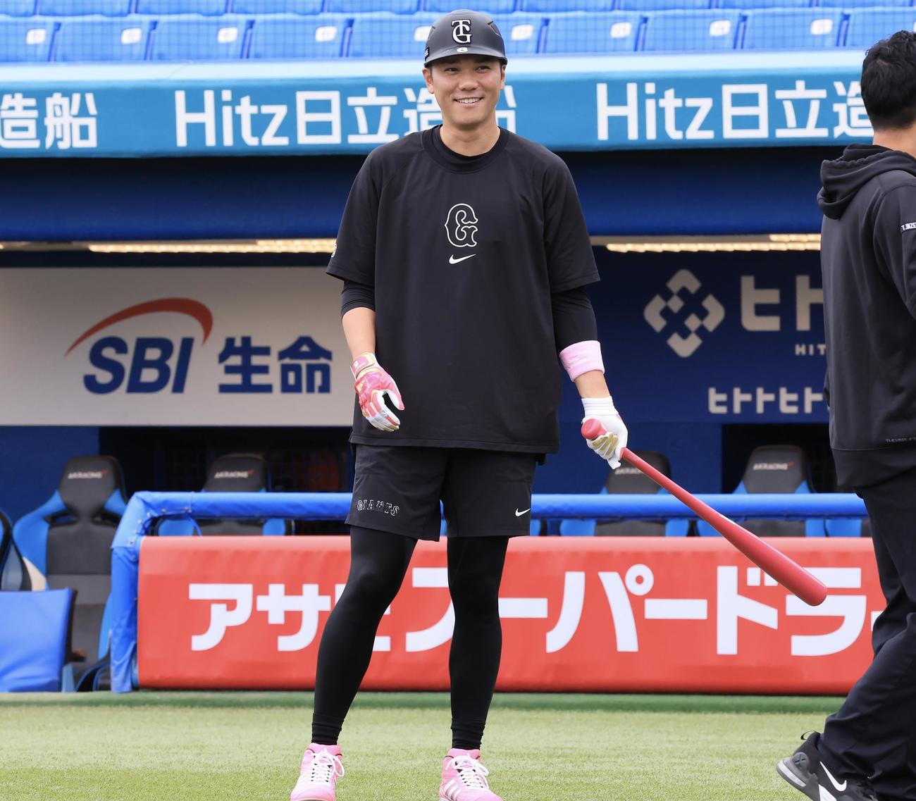 ヤクルト対巨人　母の日にちなみ、バットもシューズもピンク色にして練習に臨む巨人坂本(撮影・浅見桂子)