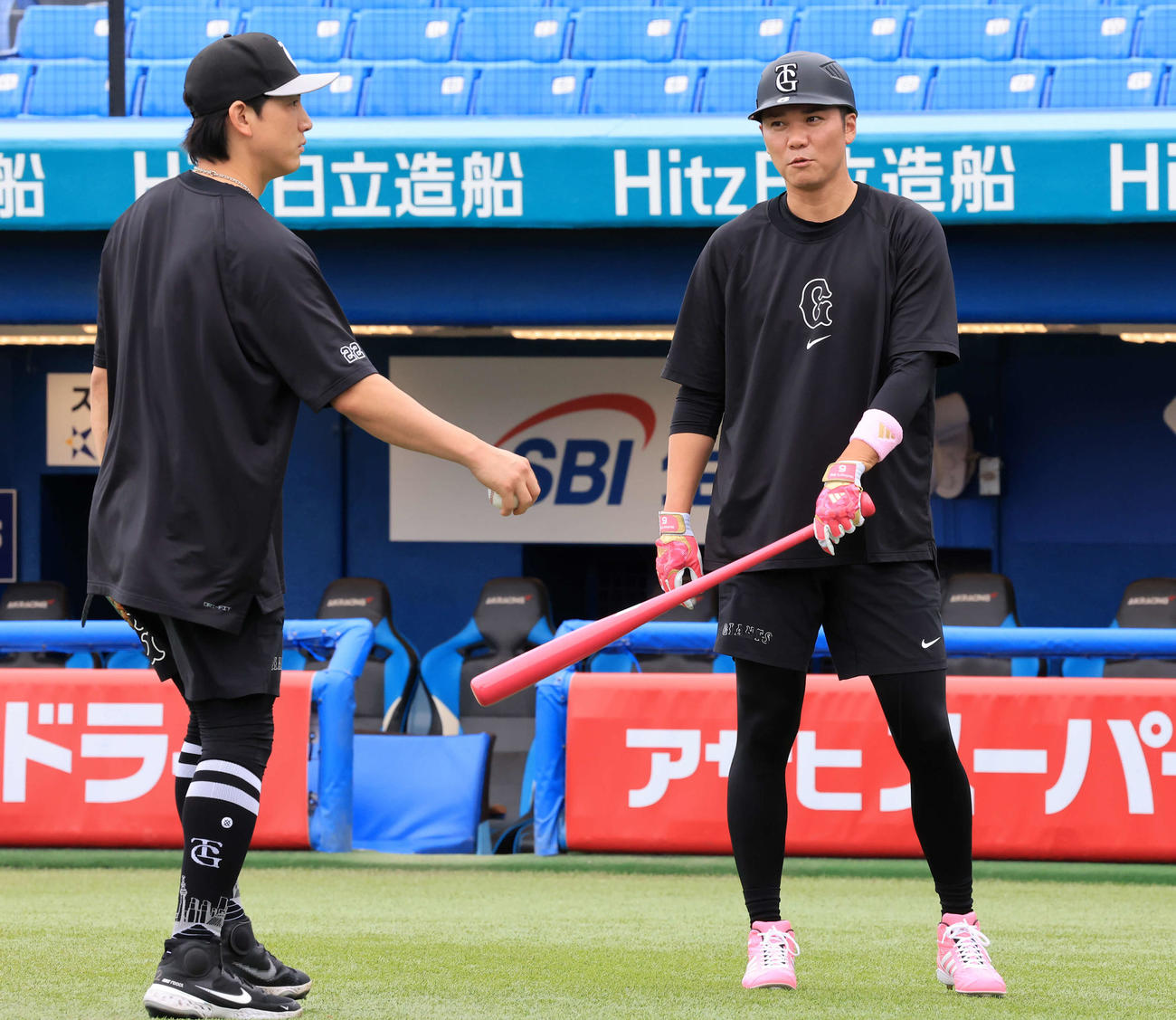 ヤクルト対巨人　母の日にちなみ、ピンクのバットとシューズで巨人小林（左）と話す坂本（撮影・浅見桂子）