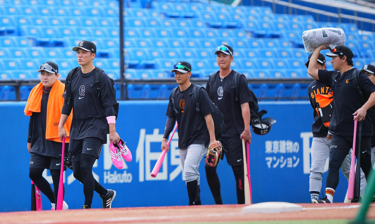 ヤクルト対巨人　試合前グラウンドに入る坂本（左から2人目）ら巨人ナイン（撮影・垰建太）