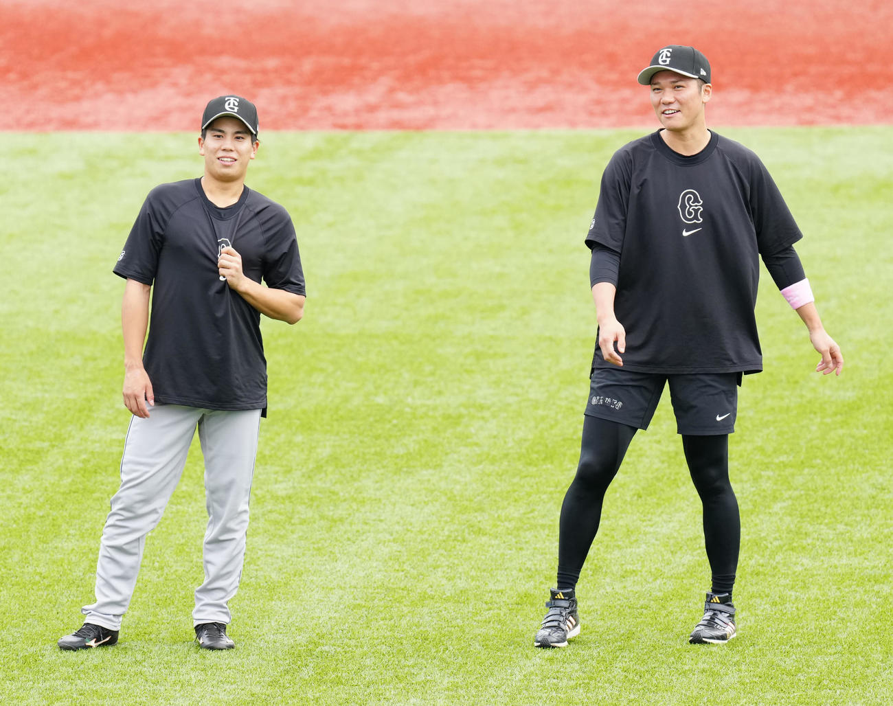 ヤクルト対巨人　試合前練習に臨む巨人坂本（右）と門脇（撮影・江口和貴）