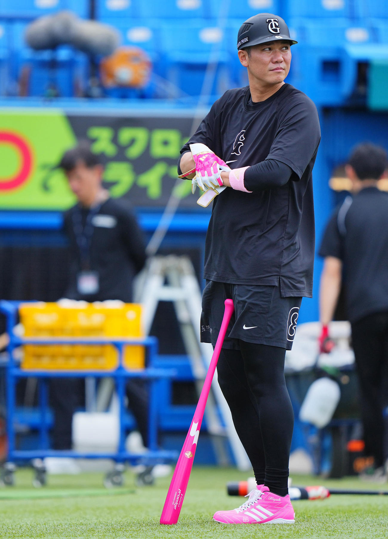 ヤクルト対巨人　ピンクのスパイク、グローブ、バットで打撃練習に臨む巨人坂本（撮影・垰建太）