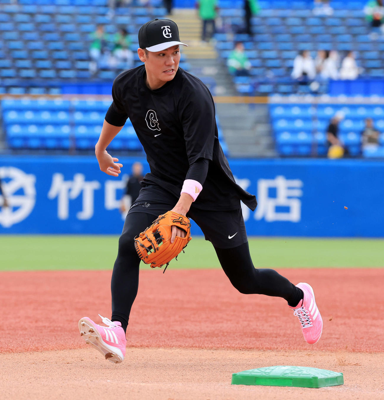 ヤクルト対巨人　母の日にちなみ、ピンクのバットとシューズで練習する巨人坂本（撮影・浅見桂子）