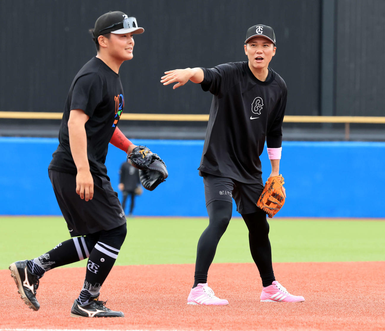 ヤクルト対巨人　母の日にちなみ、ピンクのバットとシューズで練習する巨人坂本（右）。左は山瀬（撮影・浅見桂子）
