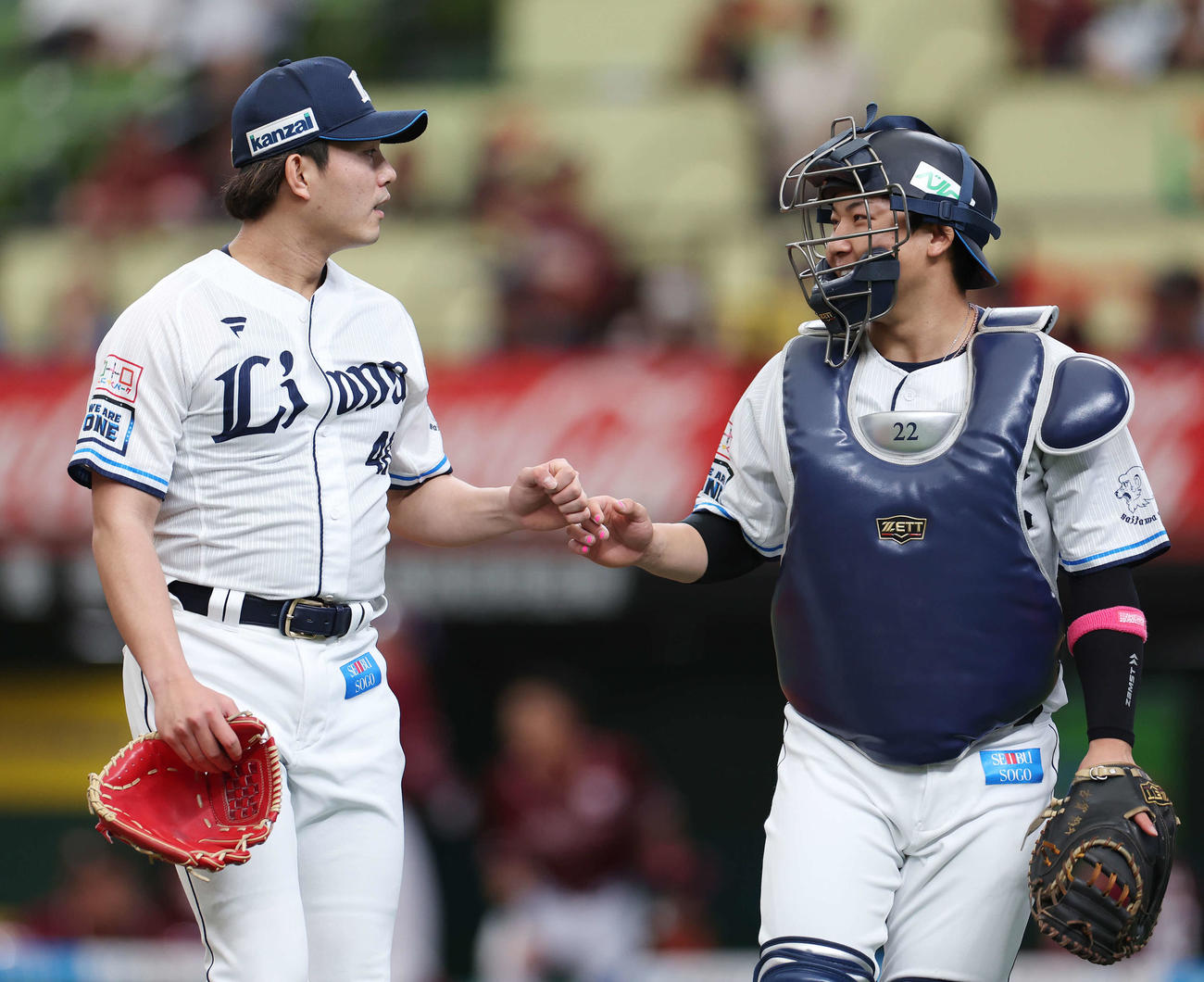 西武対楽天　1回表を3者凡退に抑え、西武古賀（右）とグータッチする今井（撮影・宮地輝）
