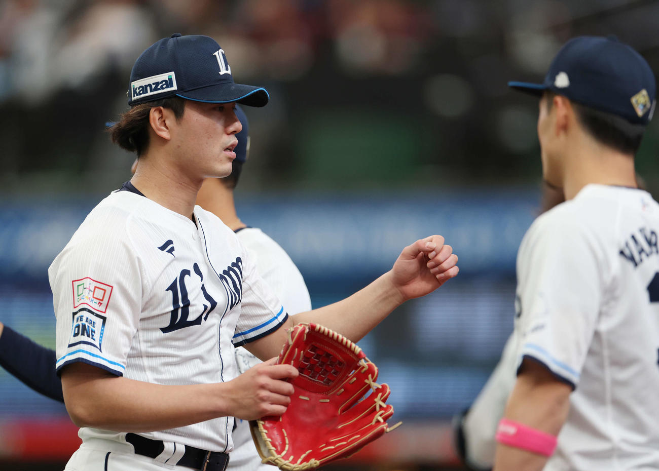 西武対楽天　5回表を無失点に抑え、チームメートとタッチする西武今井（撮影・宮地輝）