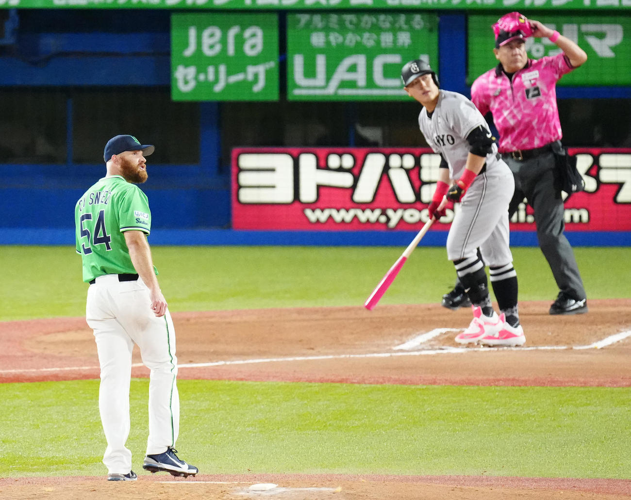 ヤクルト対巨人　6回表巨人2死、岡本和（後方左）にソロ本塁打を浴びるサイスニード（撮影・江口和貴）