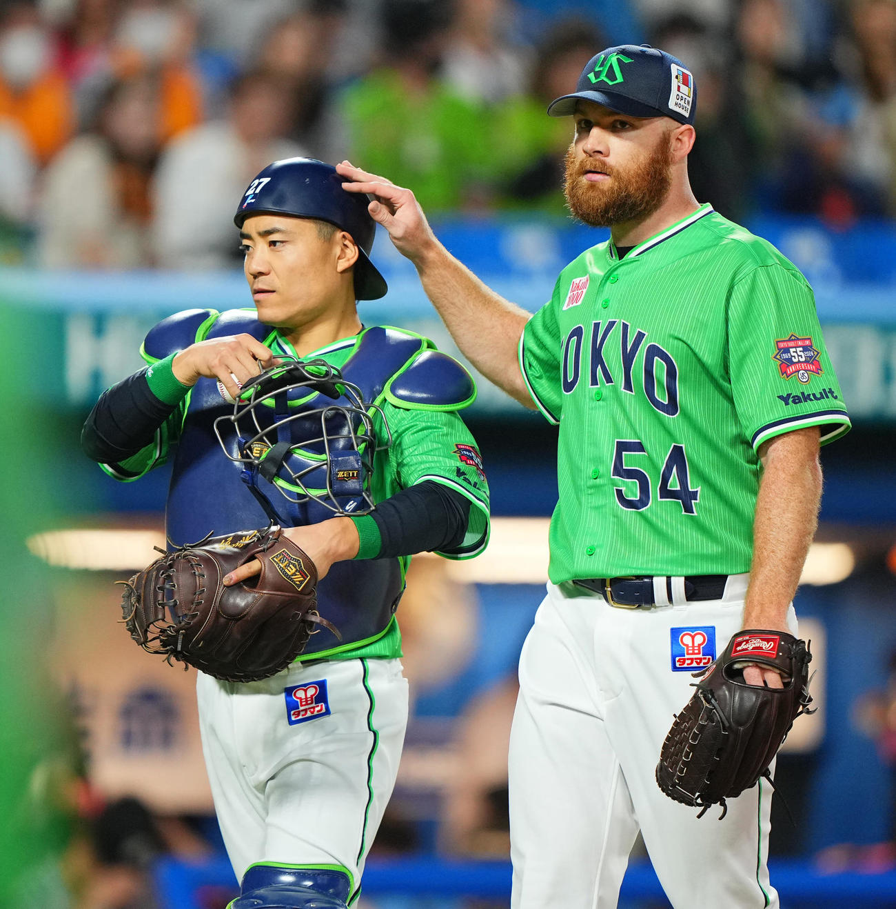 ヤクルト対巨人　2回表巨人の攻撃を無失点に抑えたヤクルト先発のサイスニード（右）は中村の頭をなでながら引き揚げる（撮影・垰建太）