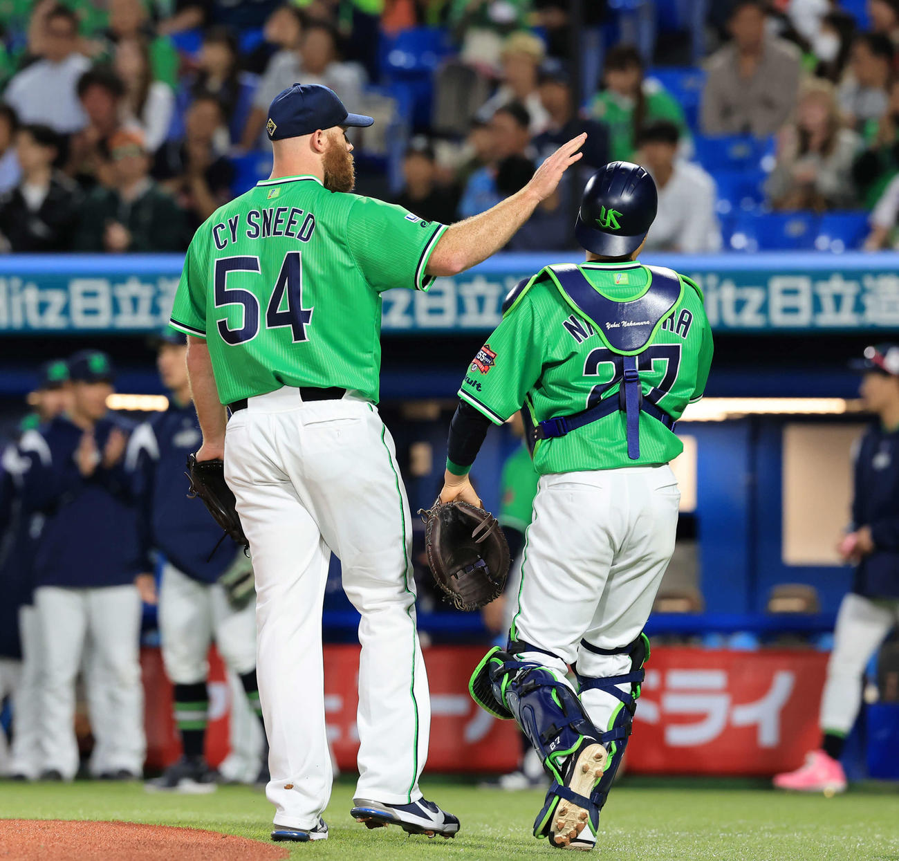 ヤクルト対巨人　4回表巨人2死一塁、佐々木の捕邪飛を捕球した中村（右）の頭をなでるサイスニード（撮影・浅見桂子）