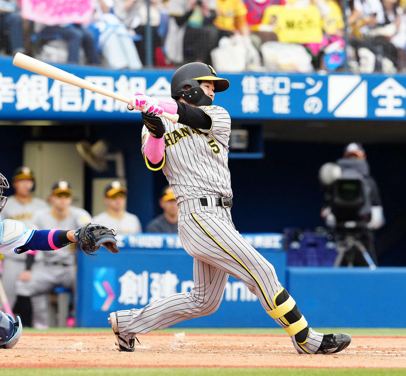 DeNA対阪神　3回表阪神2死一、二塁、右翼線に先制の適時二塁打を放つ中野（撮影・たえ見朱実）