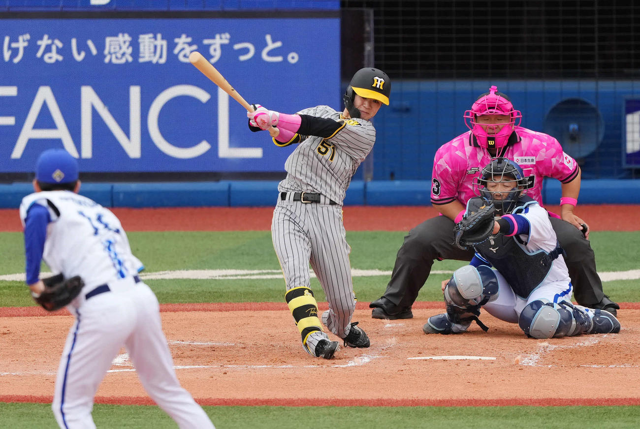 DeNA対阪神　3回表阪神2死一、二塁、右翼線へ適時二塁打を放つ中野。投手大貫（撮影・横山健太）