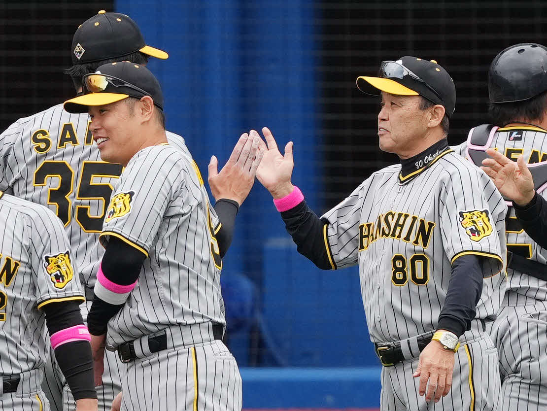 DeNA対阪神　DeNAに完封勝利した阪神才木（左）とタッチを交わす岡田監督（撮影・横山健太）
