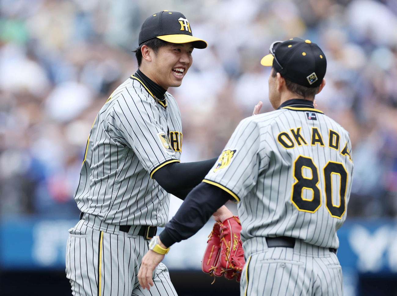 DeNA対阪神　完封勝利を飾り、阪神岡田監督（右）の出迎えを受ける才木（撮影・前田充）