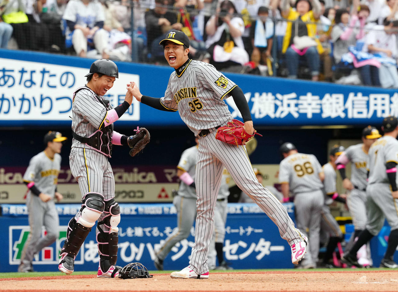 DeNA対阪神　完封勝利を飾り捕手梅野（左）と笑顔で握手を交わす阪神才木（撮影・たえ見朱実）