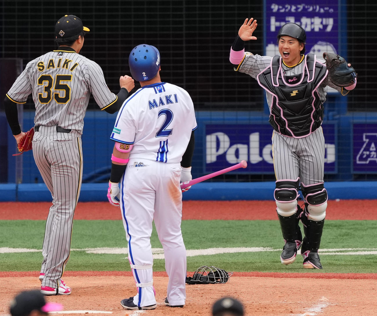 DeNA対阪神　DeNAに勝利しタッチを交わす阪神才木（左）と梅野（右）（撮影・横山健太）