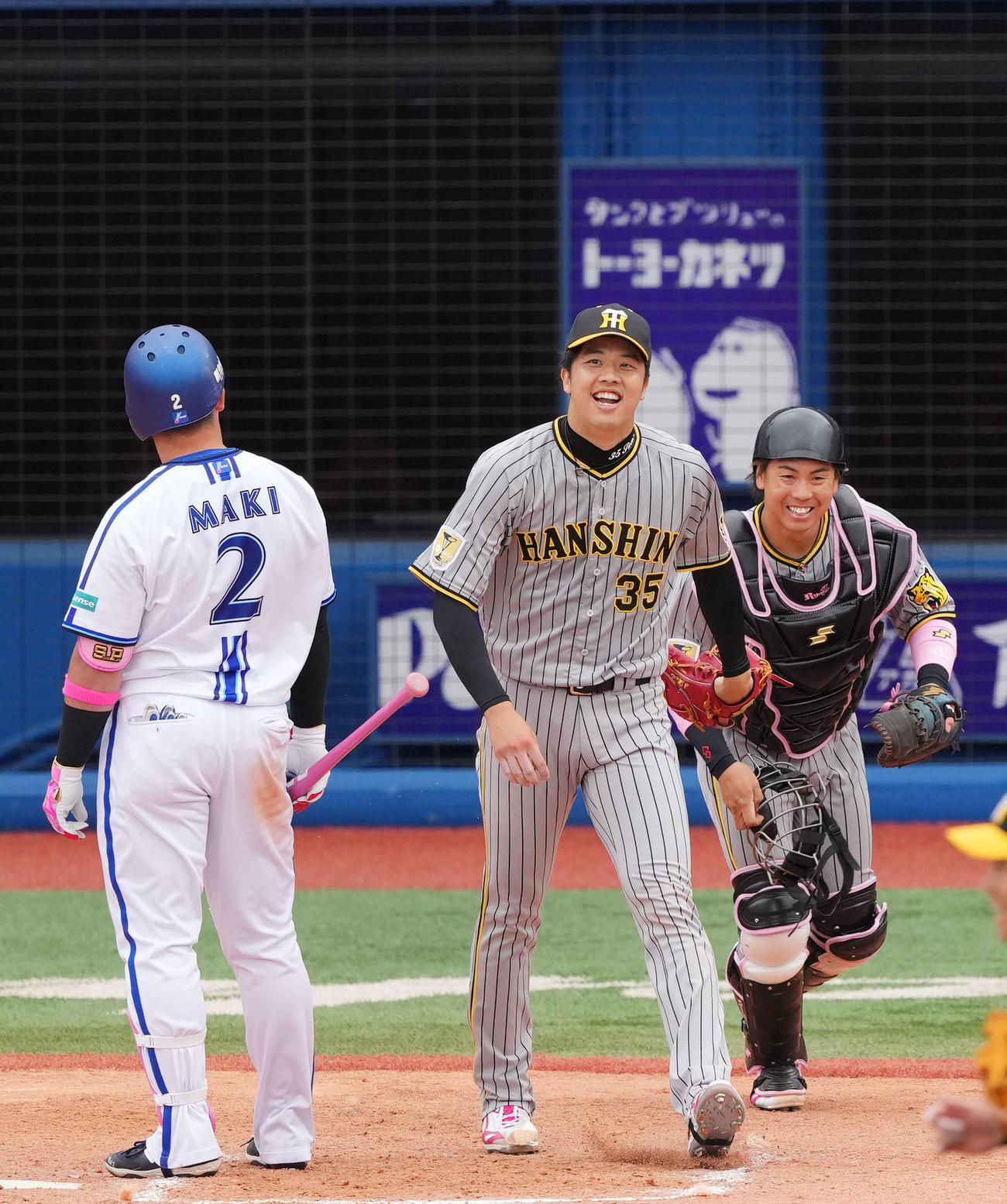 DeNA対阪神　DeNAに完封勝利し笑顔を見せる阪神才木（中央）と梅野（右）（撮影・横山健太）