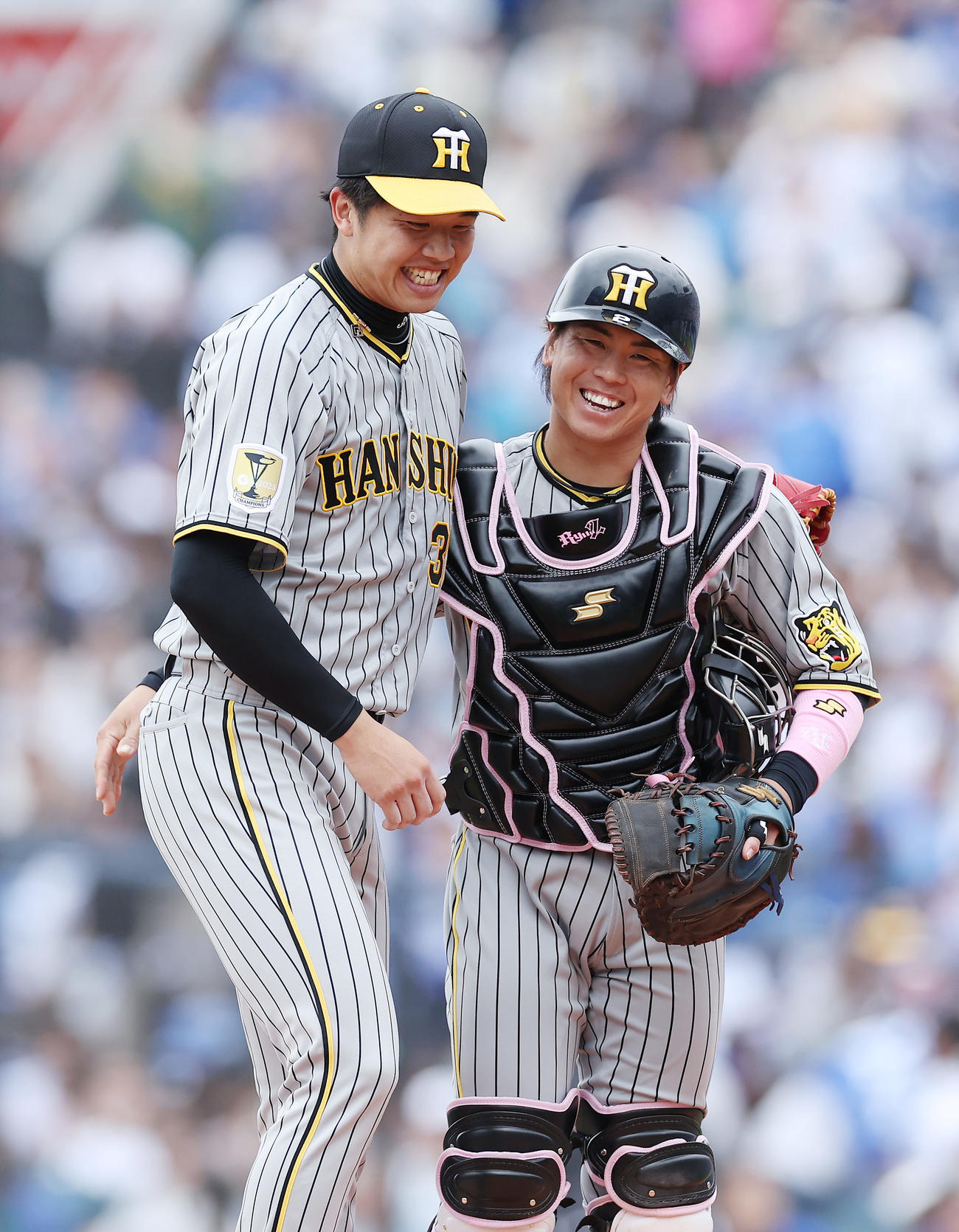 DeNA対阪神　DeNAに完封勝利を飾り、笑顔でたたえ合う阪神才木（左）と梅野（撮影・前田充）