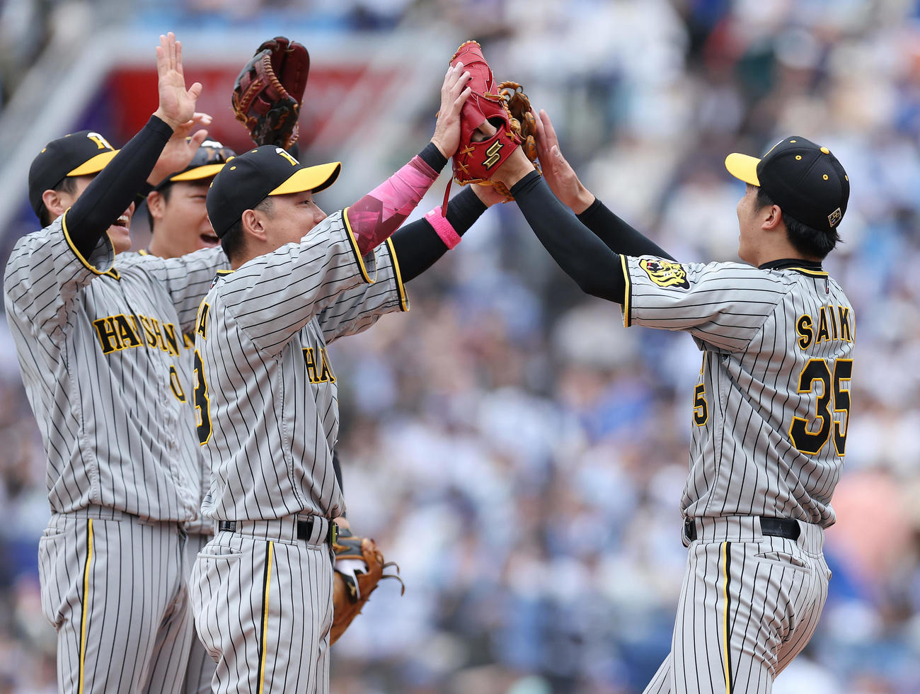 DeNA対阪神　DeNAに完封勝利を飾り、ナインと喜び合う阪神才木（右）（撮影・前田充）
