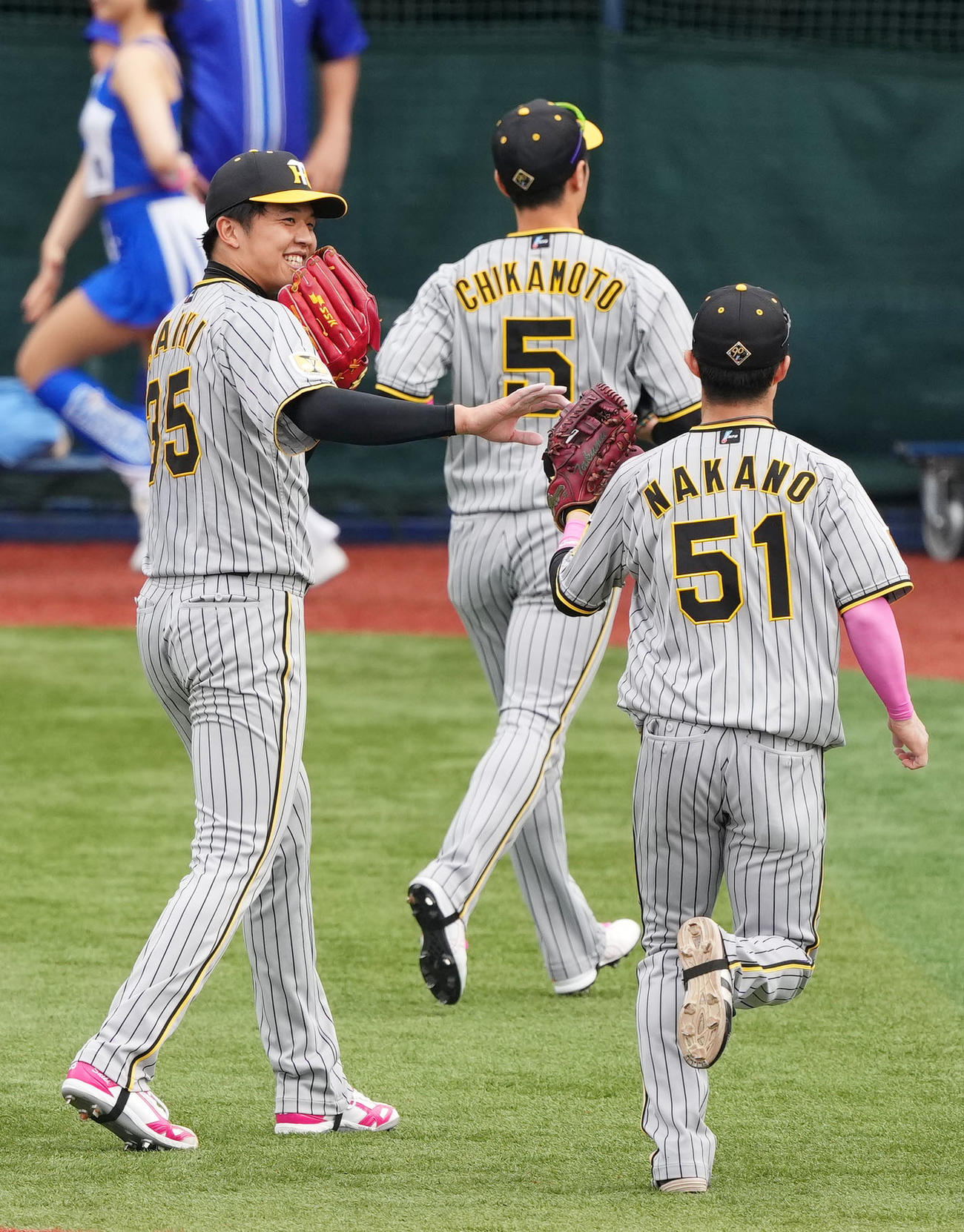 DeNA対阪神　5回裏を無失点に抑え阪神中野（右）とタッチを交わす才木（撮影・横山健太）