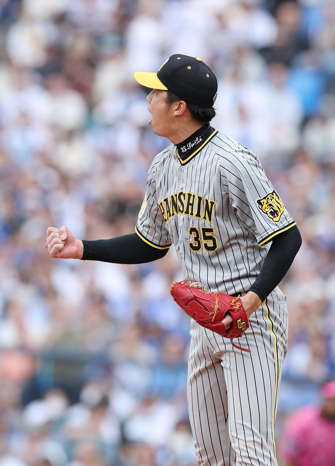 DeNA対阪神　8回裏DeNA2死、代打度会を空振り三振に仕留め、ガッツポーズする才木（撮影・前田充）