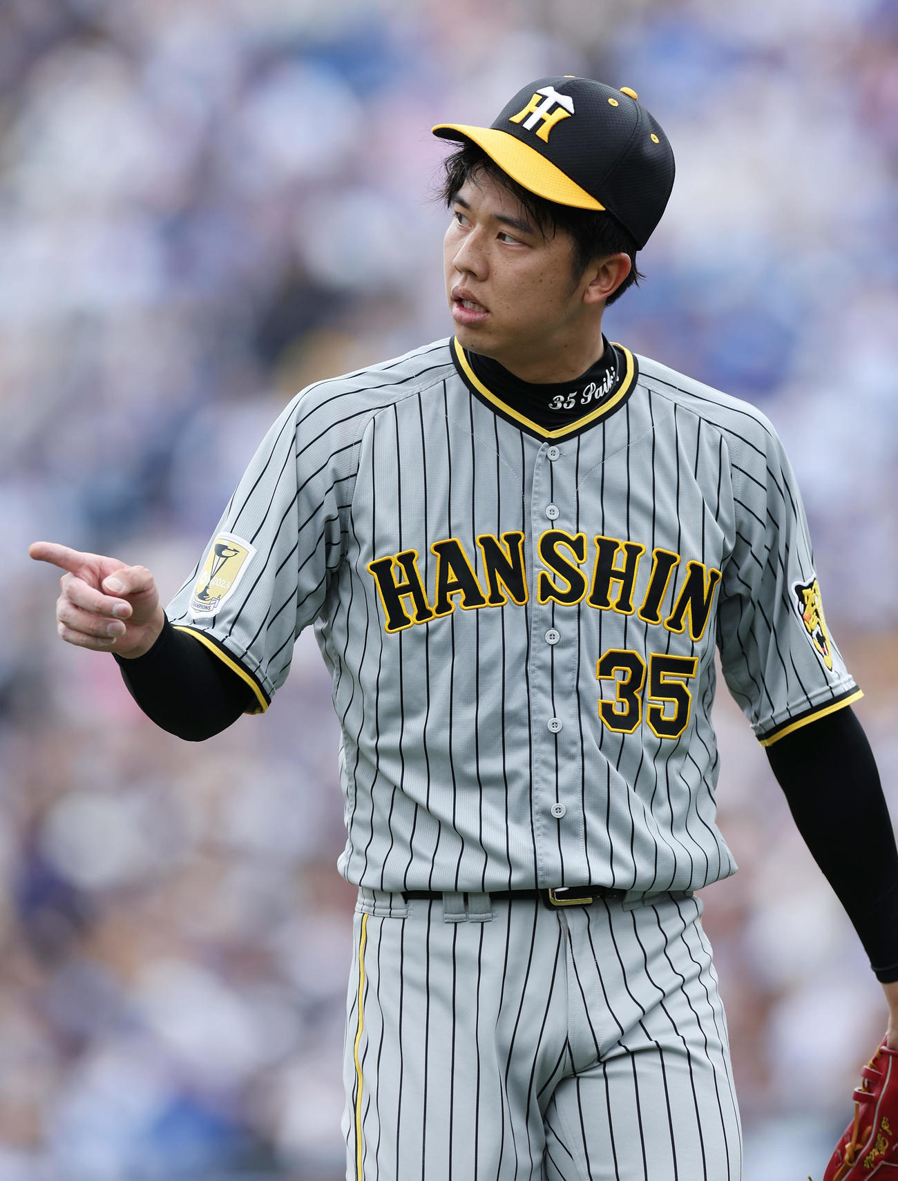 DeNA対阪神　4回裏のDeNA打線を3者凡退に抑え、ベンチへ戻る阪神才木（撮影・前田充）